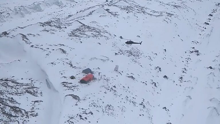 Вид Базового лагеря с борта вертолета. Фото Montagna Tv