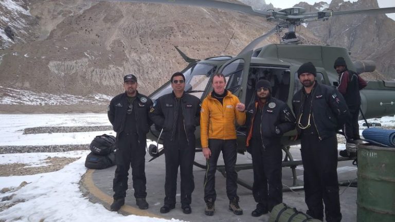 Денис Урубко с пилотами вертолета в базовом лагере Броуд-Пик. Фото Денис Урубко