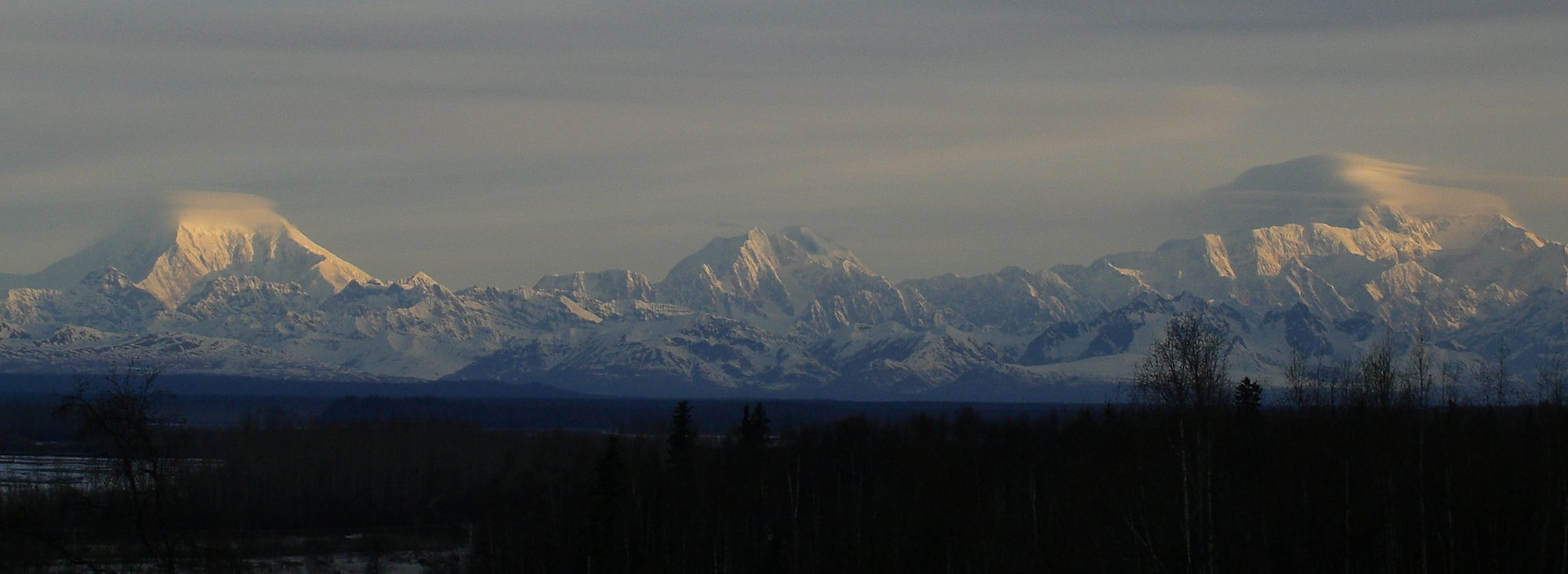 Большая тройка Аляски: Форакер, Денали и Хантер. Фото mountainproject . com