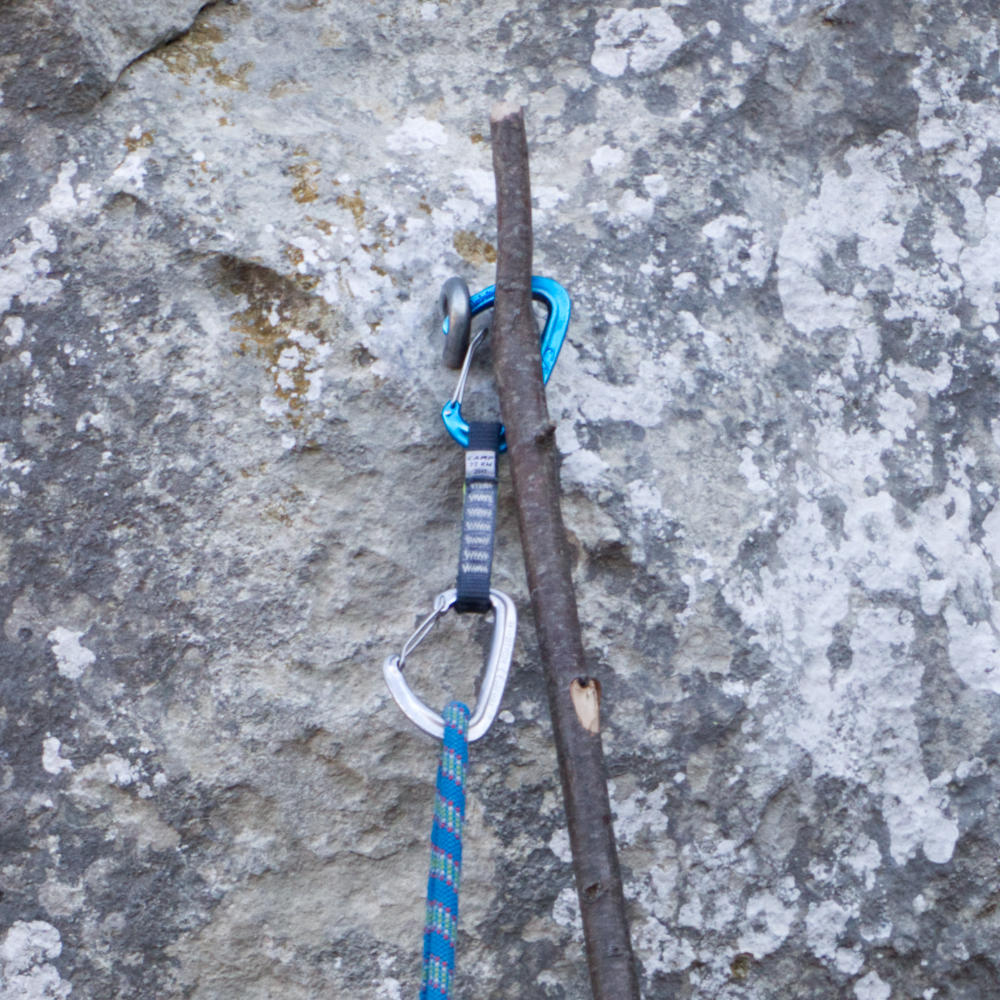 Натянутая верёвка жёстко держит оттяжку. Если рожки длинные — не получится. Фото Кирилл Белоцерковский