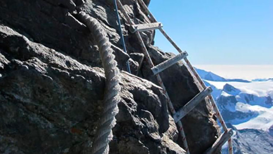 старые веревочные лестницы Эшель Джордан (Échelle Jordan) на Маттерхорне. Фото Stefano Jeantet / Società delle Guide del Cervino
