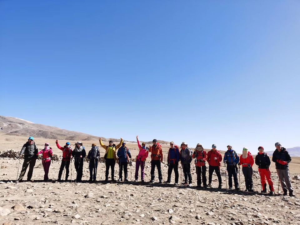 Китайские альпинисты у Базового лагеря Эвереста. апрель 2020