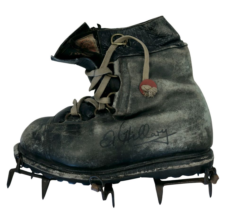 Ботинок, который использовался во время экспедиции на Эверест в 1953 году (с подписью Эдмунда Хиллари), музей альпинизма в магазине Neptune Mountaineering, г. Боулдер, США.