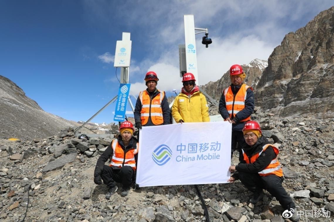 Команда налаживающая сеть 5G на Эвересте