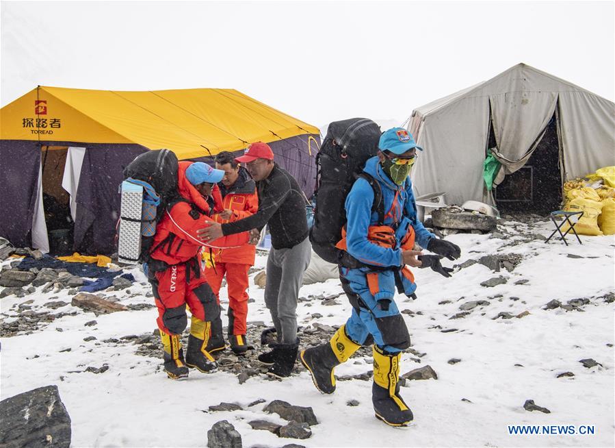 Китайская команда на Эвересте. Выход из передового базового лагеря. май 2020