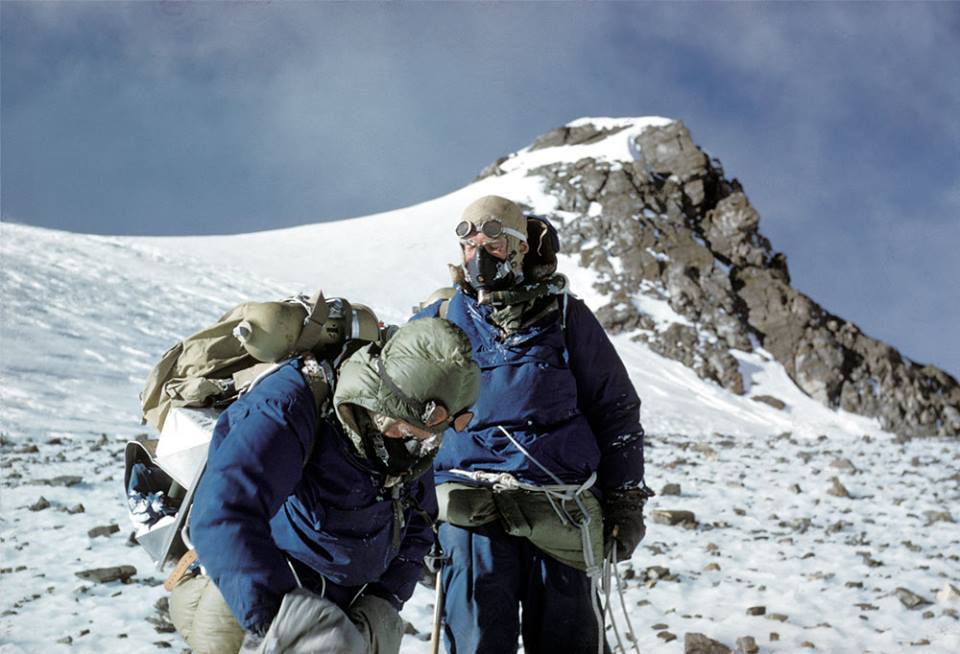 Том Бурдийон (Tom Bourdillon) и Чарльз Эванс (Charles Evans) после их возвращения на Южное седло в лагерь на отметке 8000 метров. Фото  Royal Geographical Society