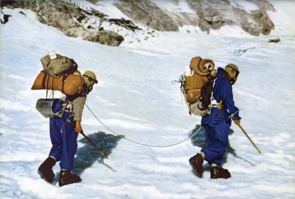 Том Бурдийон (Tom Bourdillon) и Чарльз Эванс (Charles Evans) после их возвращения на Южное седло в лагерь на отметке 8000 метров. Фото  Royal Geographical Society