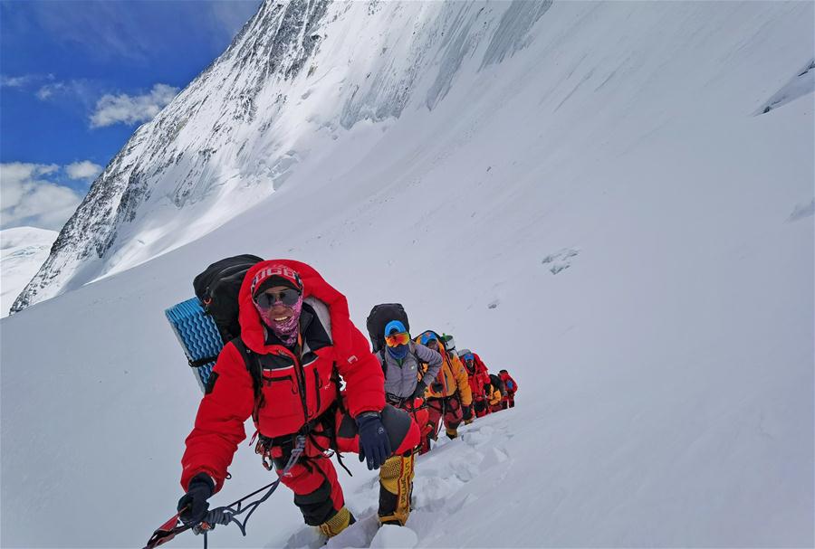 Китайские альпинисты на отметке 7800 метров на Эвересте. 8 мая 2020 года. Фото Xinhua