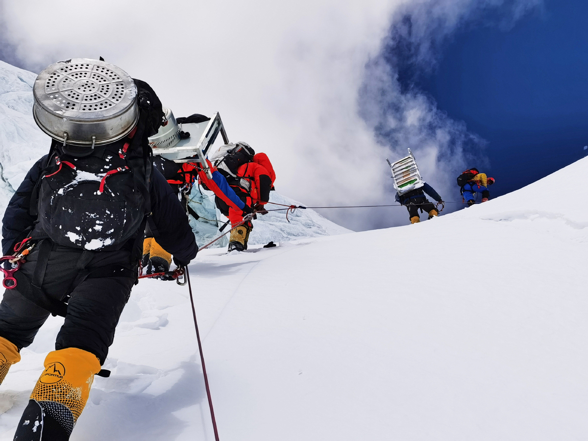 26 мая 2020 года на вершину Эвереста поднялась первая команда альпинистов. Фото Xinhua