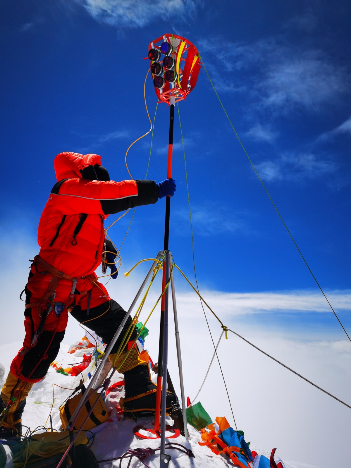 Установка антенны спутниковой системы навигации GNSS и геодезический маркер на вершине Эвереста. 27 мая 2020 года 