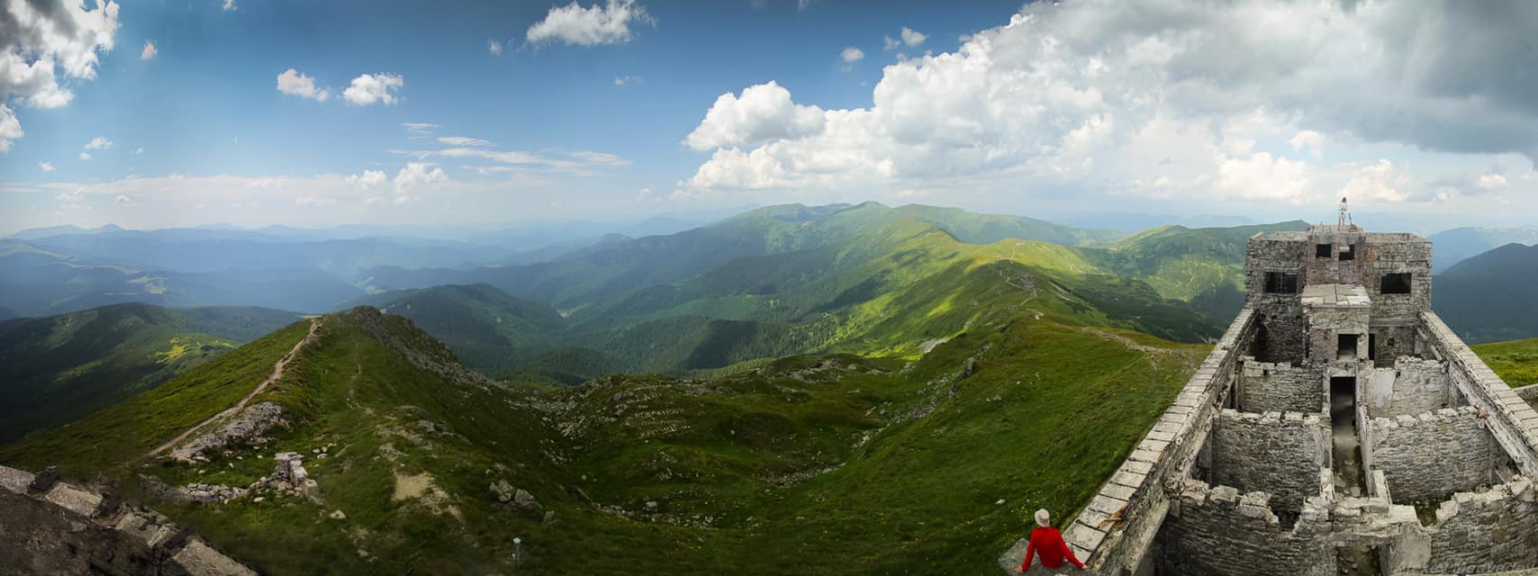Вид с вершины  Поп-Иван Черногорский (2022 м). Фото Алексей Голобуцкий