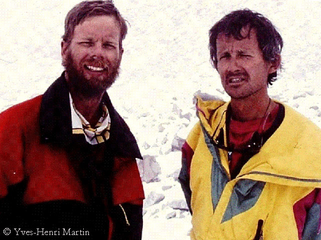 Марк Батар (Marc Batard) с американским альпинистом Дэвидом Каллауэем (David Callaway) в базовм лагере Эвереста в 1990 году