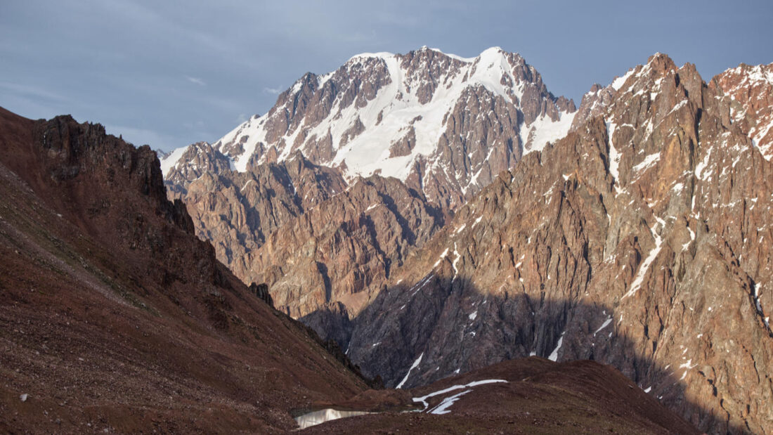 Вид на массив Талгара со стоянки возле ледника ТЭУ Северный. Фото Кирилл Белоцерковский