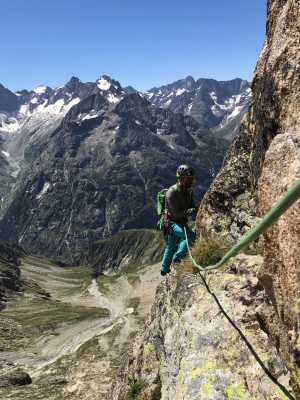 Слепой скалолаз Хавьер Агилар совершил восхождение на вершину пика Дибона по 400-метровому маршруту