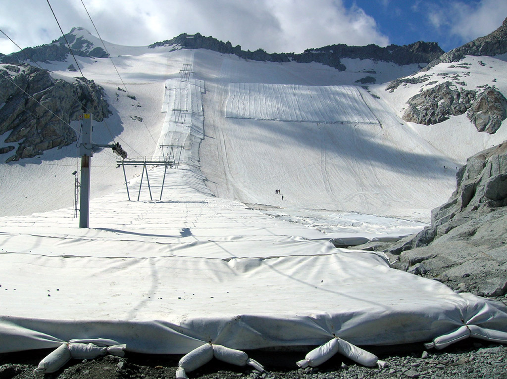 Ледник Пресена (Ghiacciaio Presena) под защитным брезентом. Фото Ghiacciaio Presena