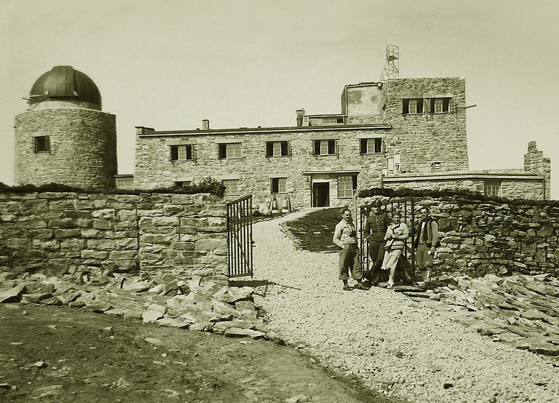 Историческое фото: обсерватория на горе Поп-Иван Черногорский (2022 м) сразу после строительства в 1938 году