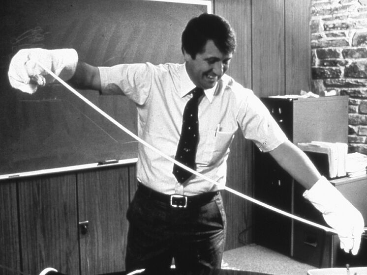 Боб Гор демонстрирует свой эксперимент с растяжением тефлонового прутка. Источник фото: gore.com