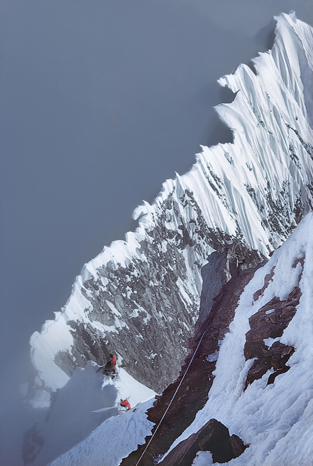 Вид назад на 900-метровый участок «Shovel Traverse» хребта Колибри на горе Логан с высоты 170 метров. Фото: Allen Steck
