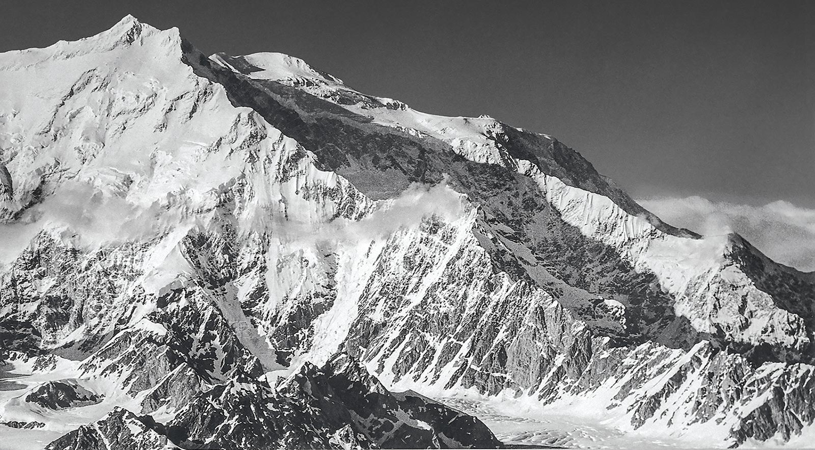 на хребет Колибри на горе Логан (Mount Logan, 6050 м) - высочайшей точке Канады демонстрирует необъятность восхождения, начинающегося со скалистых утесов в правом нижнем углу до вершины в 5600 метрах пути и в 4000 метрах по вертикали. Фото: Roy Johnson Jr.