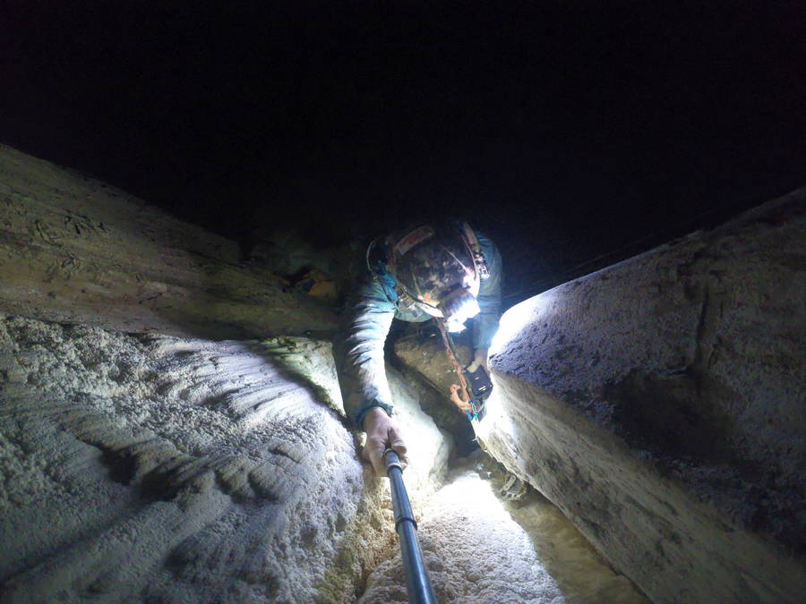 Дэвид Палмада "Пелу" (David Palmada «Pelut»)  и Эрнесто Беленгер (Ernesto Belenguer) на маршруте  "Black Hole" (Черная дыра) в 475-метровой шахте пещеры