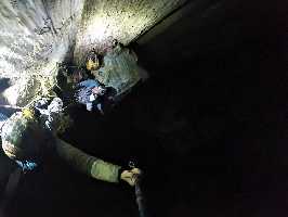 Дэвид Палмада "Пелу" (David Palmada «Pelut»)  и Эрнесто Беленгер (Ernesto Belenguer) на маршруте  "Black Hole" (Черная дыра) в 475-метровой шахте пещеры