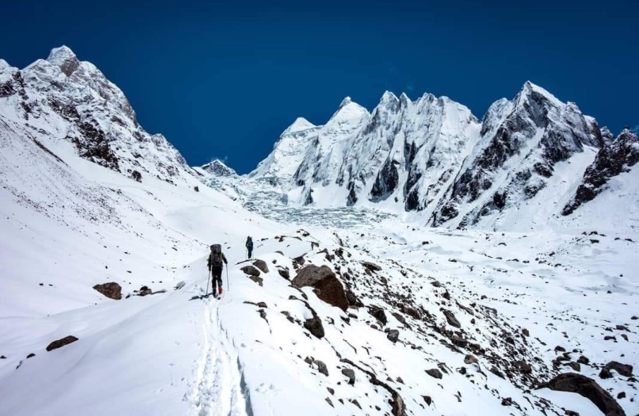 Пилообразные вершины вокруг ледника Батура в Пакистане. Фото: гAlpine Adventure Guides
