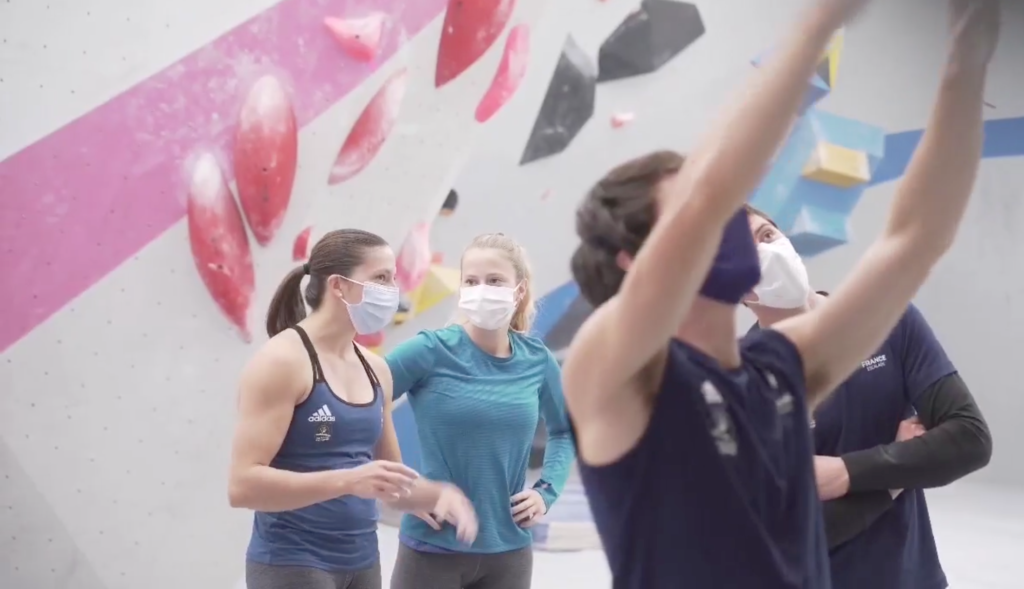 Возвращение к тренировкам в масках на Pôle France в Вуароне