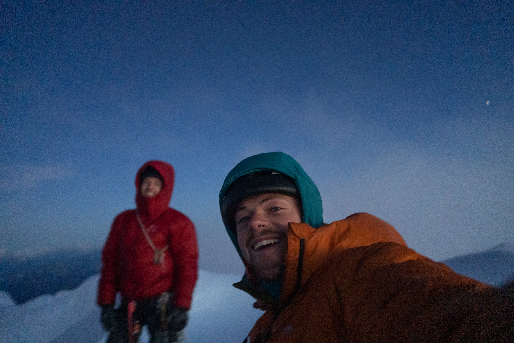 Юсдин Хоторн (Uisdean Hawthorn) и Итан Берман (Ethan Berman) на вершине горы Робсон (Mt. Robson, 3954 метров)  Фото Uisdean Hawthorn