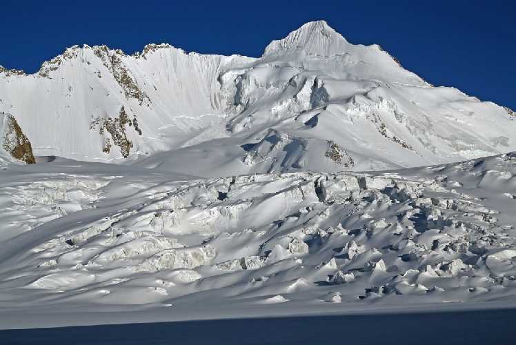 горнолыжный тур в горном хребте Хинду-Радж (Hindu Raj) в северном Пакистане, между Гиндукушем и Каракорумом. Фото Пьер Нейре (Pierre Neyret) 