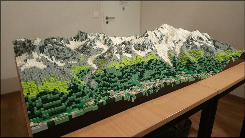 Себастьян Кумо (Sébastien Cuomo) реализовал свой удивительный проект: сооружение точной модели массива Монблана из кубиков Lego