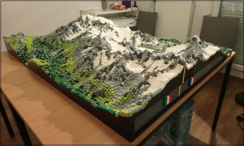 Себастьян Кумо (Sébastien Cuomo) реализовал свой удивительный проект: сооружение точной модели массива Монблана из кубиков Lego
