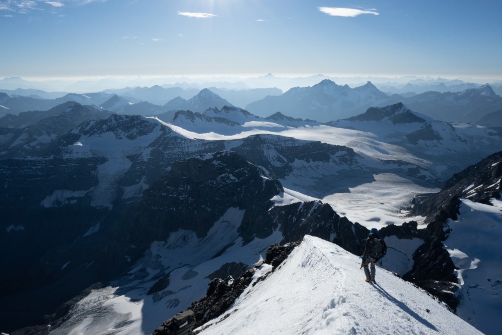 Алик Берг (Alik Berg) и Квентин Робертс (Quentin Roberts) совершили первое восхождение на огромную Восточную стену горы Форбс (Mt. Forbes, 3612 м) в Канадских Скалистых горах