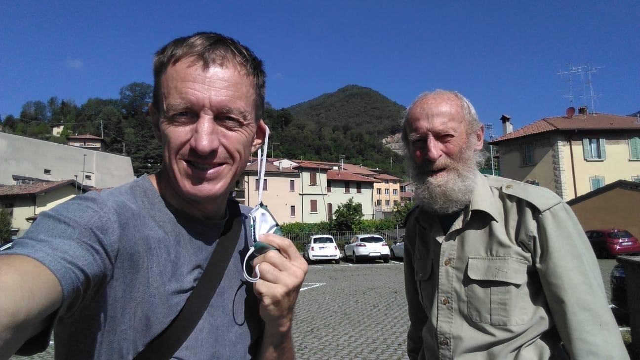 Денис Урубко с Марио Курнисом, альпинистом из Бергамо, который устанавливал рекорд старейшего человека на вершине Эвереста.
