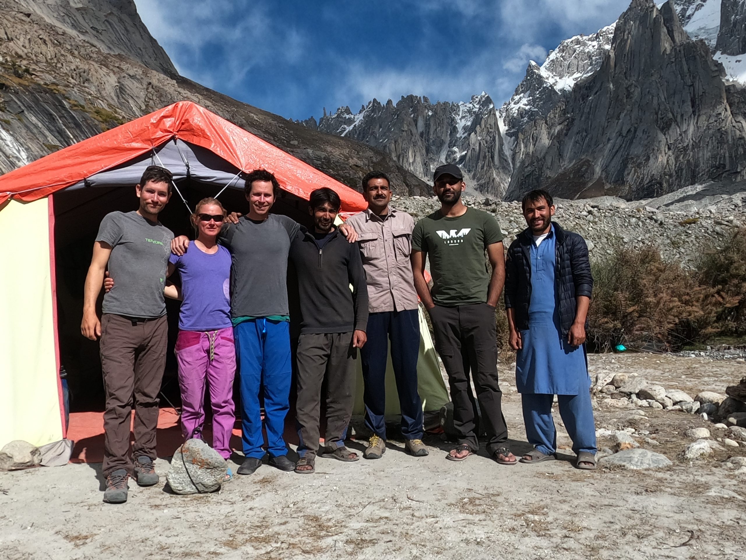 Команда экспедиции на К6 осенью 2020 года: Джефф Райт (Jeff Wright) (крайний слева) с Прити Райт (Priti Wright), Колином Хейли, пакистанскими носильщиками и сотрудниками базового лагеря. Фото Jeff Wright.