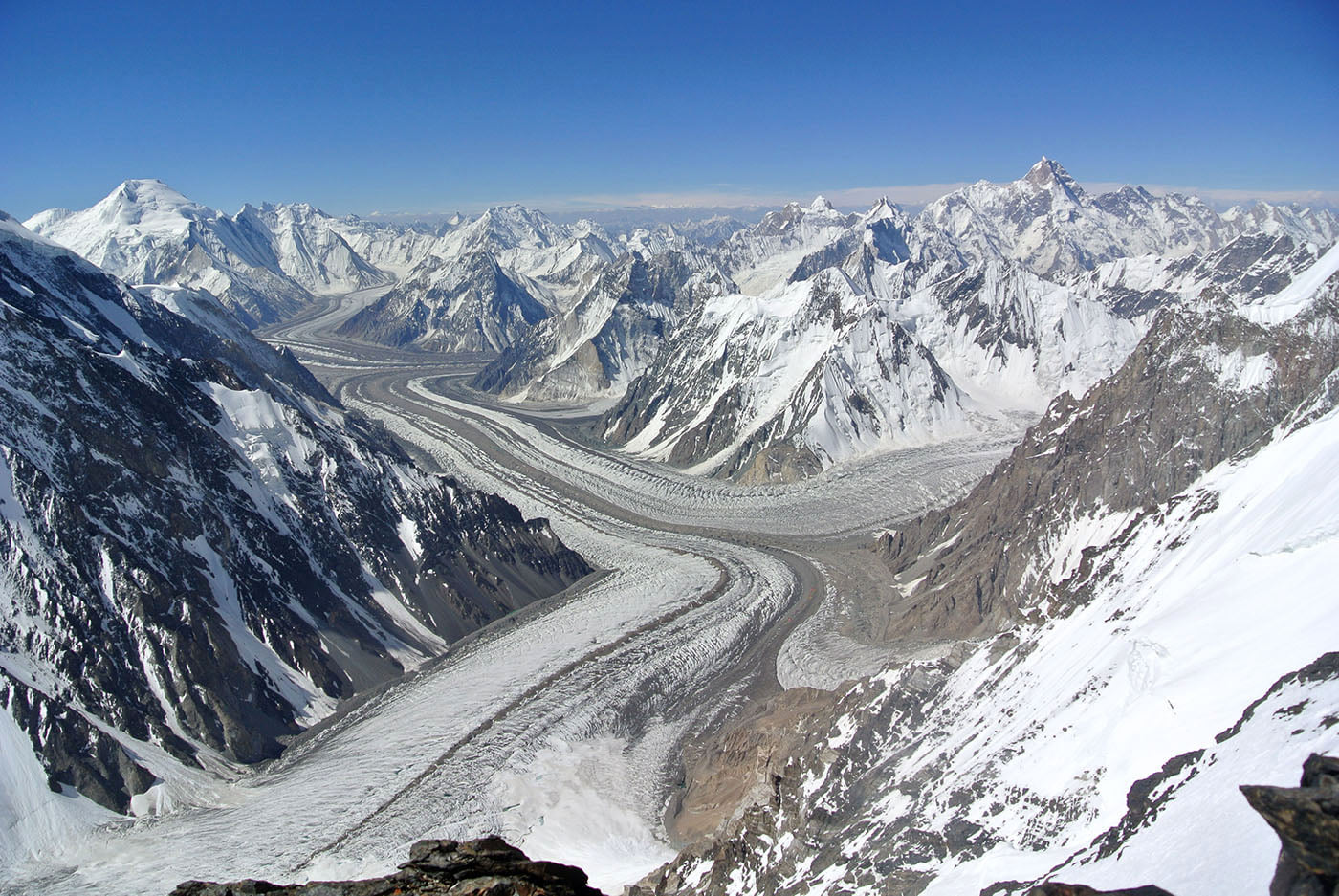 Вид на каракорумский ледник со склона восьмитысячника К2. Фото Mingma Gyalje Sherpa