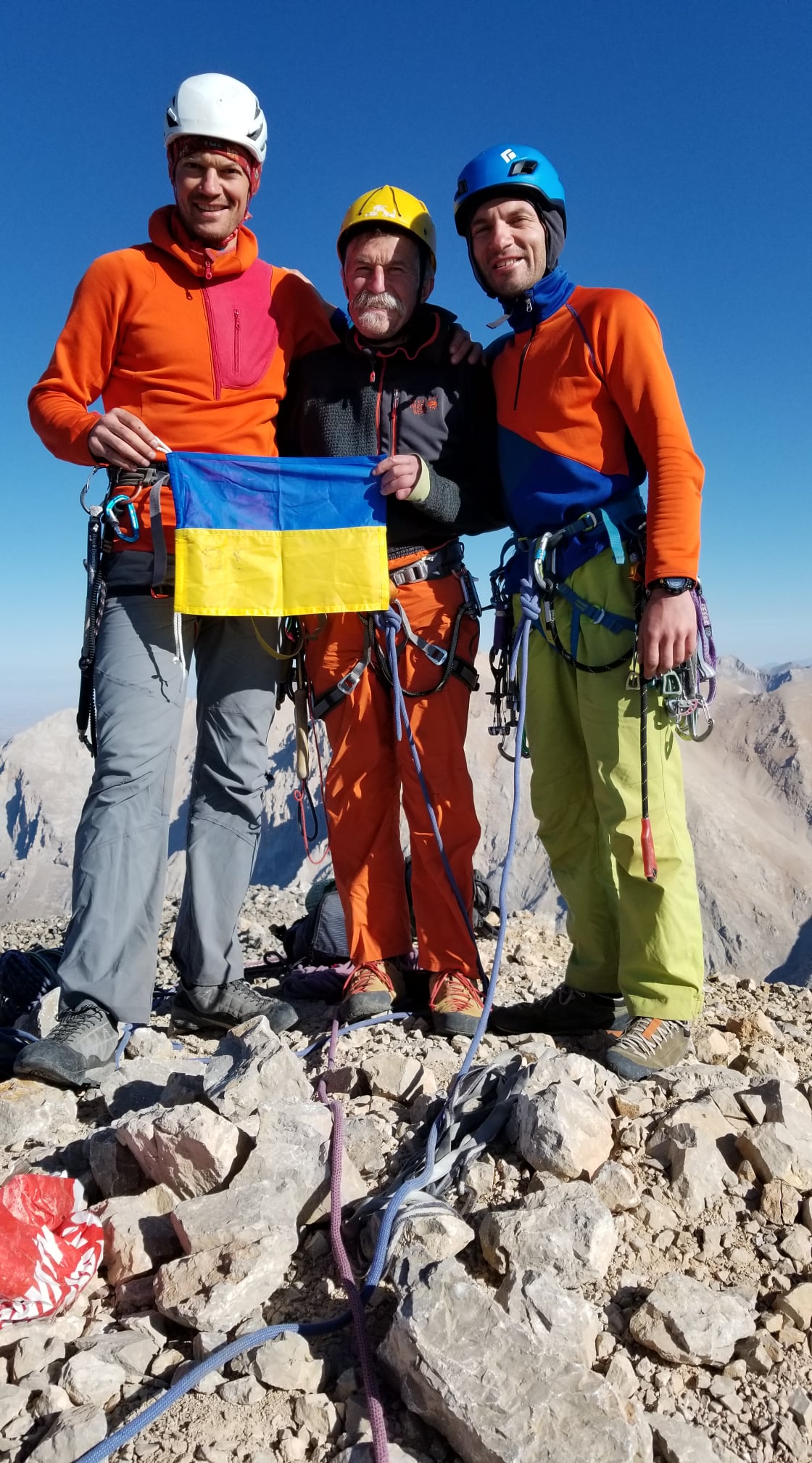  Михаил Фомин, Виталий Тодоренко и Игорь Чаплинский на вершине горы Калде