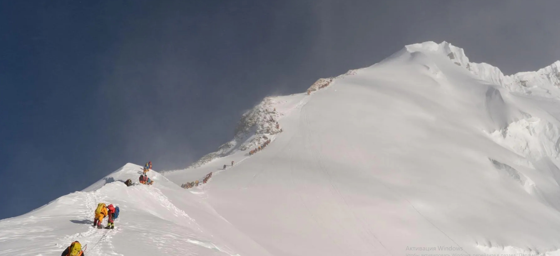 Альпинисты ждут в очереди в восхождении на Эверест в мае 2019 года. <br>Поток людей, ежегодно поднимающихся на вершину, неосознанно оставляет свой след на горе в виде крошечных следов пластика, которые выпадают из синтетических материалов, обычно используемых в верхней одежде. <br>Фото MARK FISHER, NATIONAL GEOGRAPHIC.