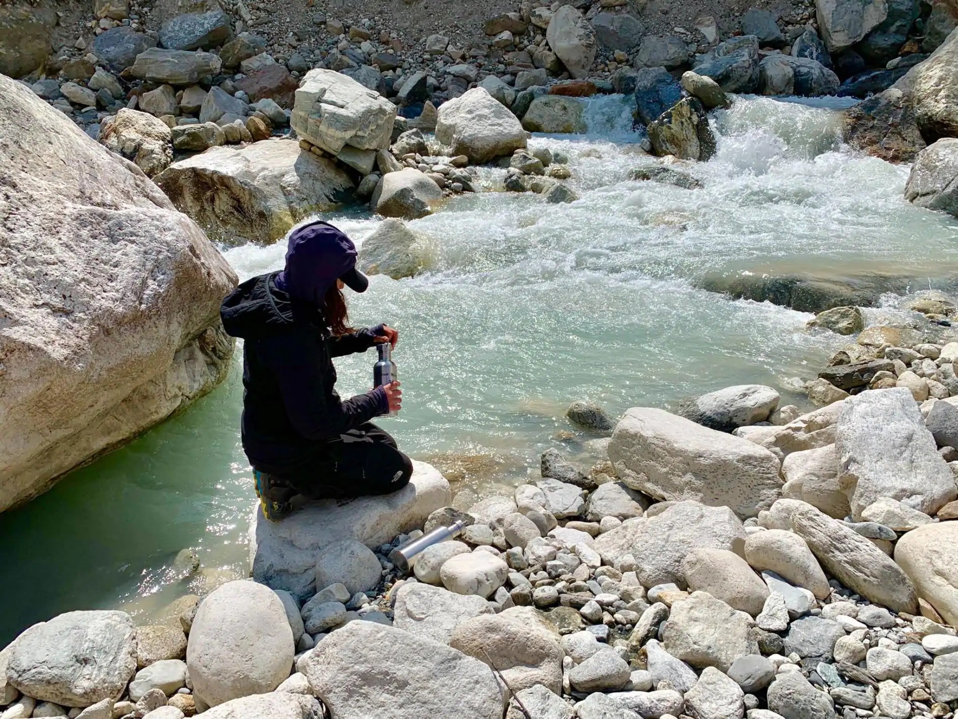 Хизер Клиффорд, климатолог из Университета штата Мэн, собирает речную воду к югу от деревни Фериче в Непале. Позже образец будет проверен на микропластик. Фото PAUL MAYEWSKI, NATIONAL GEOGRAPHIC