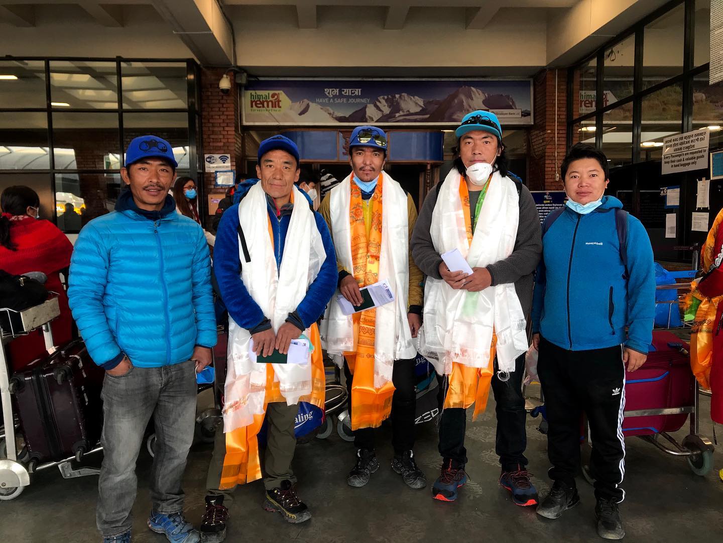 Мингма Галйе Шерпа (Mingma Gyalje Sherpa), Дава Тенцинг Шерпа (Dawa Tenzing Sherpa), Килу Пемба Шерпа (Kilu Pemba Sherpa) перед вылетом в Исламабад