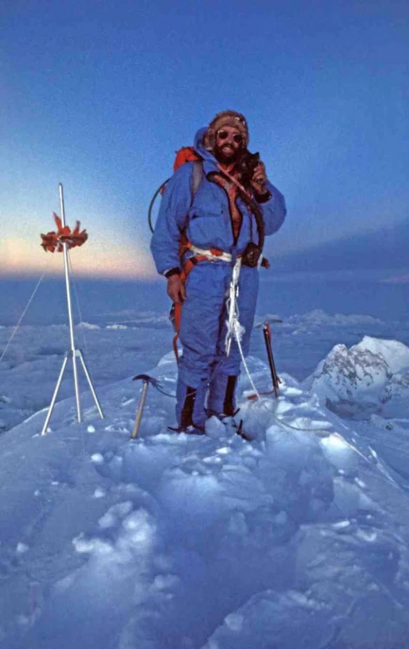 Даг Скотт (Doug Scott) на вершине Эвереста. 1975 год