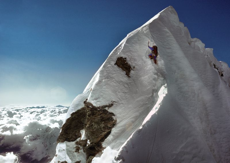 Дугал Хэстон (Dougal Haston) поднимается по Стуени Хиллари на Эвересте. 1974 год. Фото Doug Scott