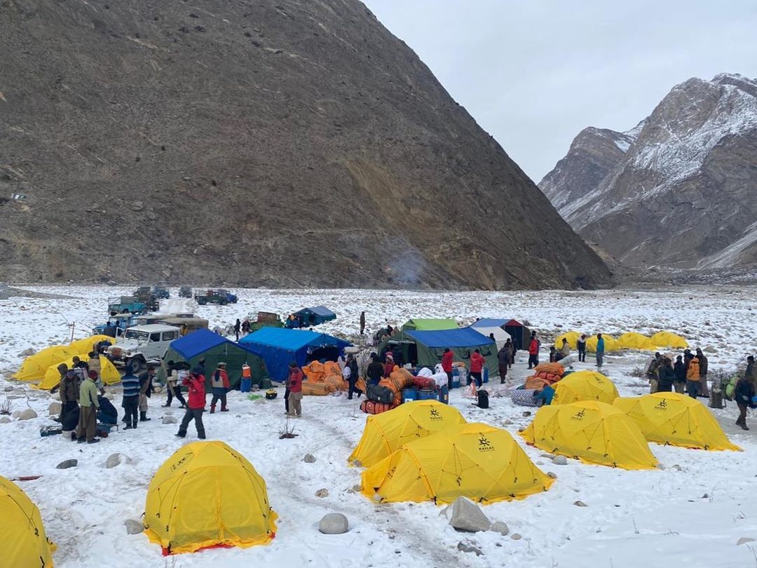 команда Seven Summit Treks в лагере Хола (Jhola), что расположен на высоте 3185 метров на леднике Балторо