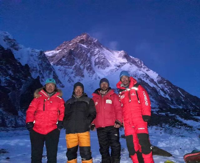 команда Мингмы Галйе Шерпа (Mingma Gyalje Sherpa) в бессонную ночь в базовом лагере восьмитысячника К2 