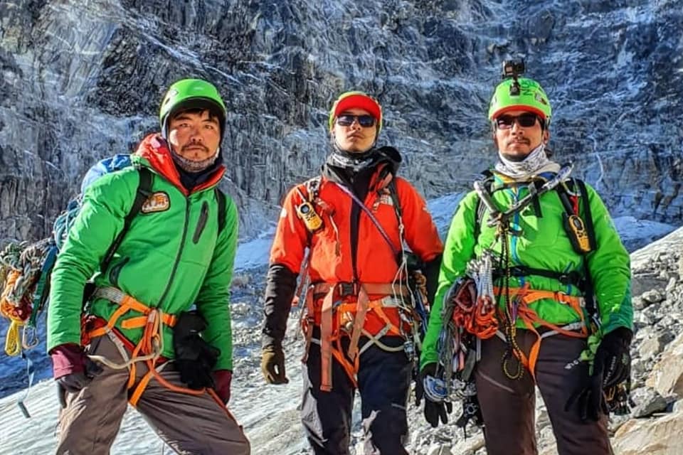 Пемба Шерпа (Pemba Sherpa), Уркен Шерпа (Urken Sherpa) и Лхакпа Гальжен Шерпа (Lhakpa Gyaljen Sherpa) 