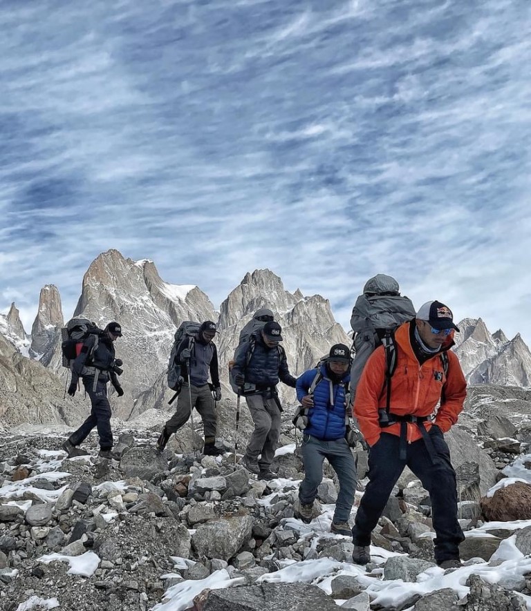 Нирмал Пурджа (Nirmal Purja) с командой проходит по леднику Балторо на фоне Башен Транго. Фото Nirmal Purja