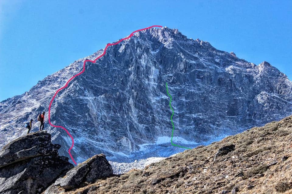 вершина Луза (Luza) высотой 5726 метров, являющейся сложной скальной горой в долине Кхумбу. Зеленым цветом обозначен неоконченный маршрут по центру северо-восточной стены. Красным цветом - маршрут первого восхождения по юго-восточному гребню 