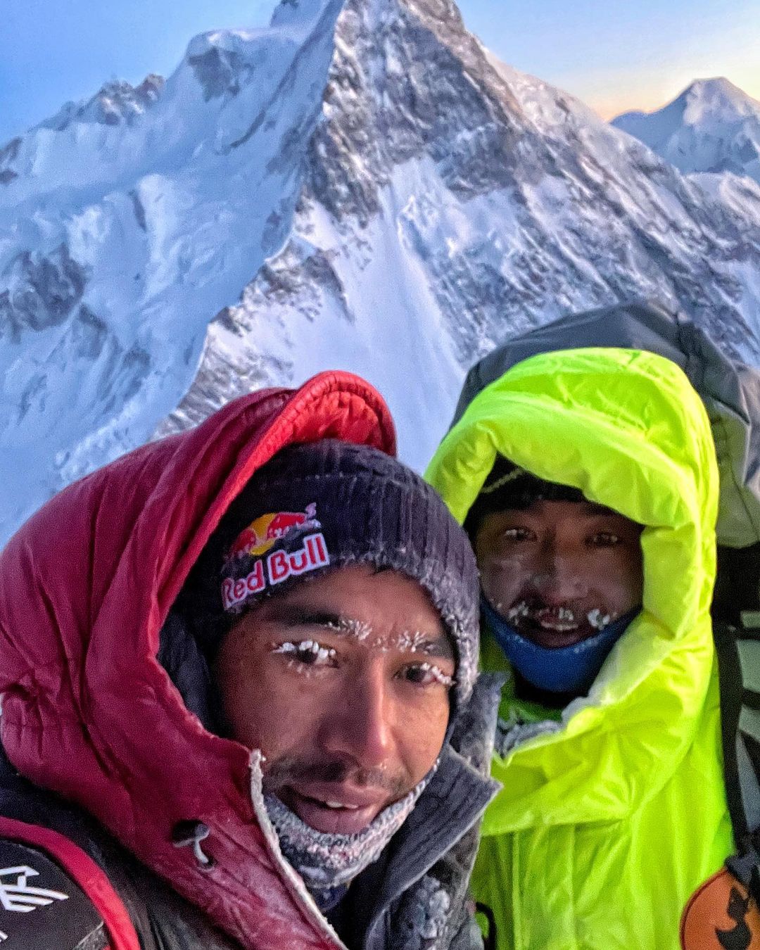 Нирмал Пурджа (Nirmal Purja) и Мингма Тензи Шерпа (Mingma Tenzi Sherpa)  после спуска во второй высотный лагерь на восьмитысячнике К2. 20 декабря 2020