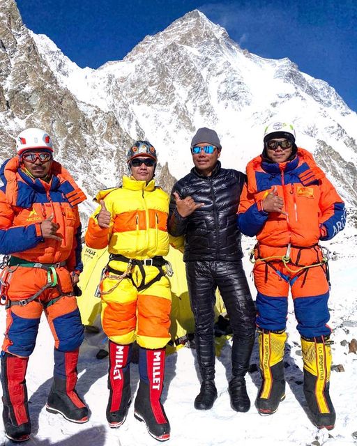Пасанг Нурбу Шерпа (Pasang Nurbu), Лхакпа Темба Шерпа (Lhakpa Temba), Чханг Дава Шерпа (Chhang Dawa) и Сона Шерпа (Sona Sherpa)  - передовая команда экспедиции SST
