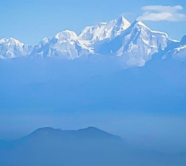 Чистое небо к западу от Катманду позволило сегодня увидеть Дхаулагири, Аннапурну, Манаслу и Шишапангму. Фото: Симоне Моро