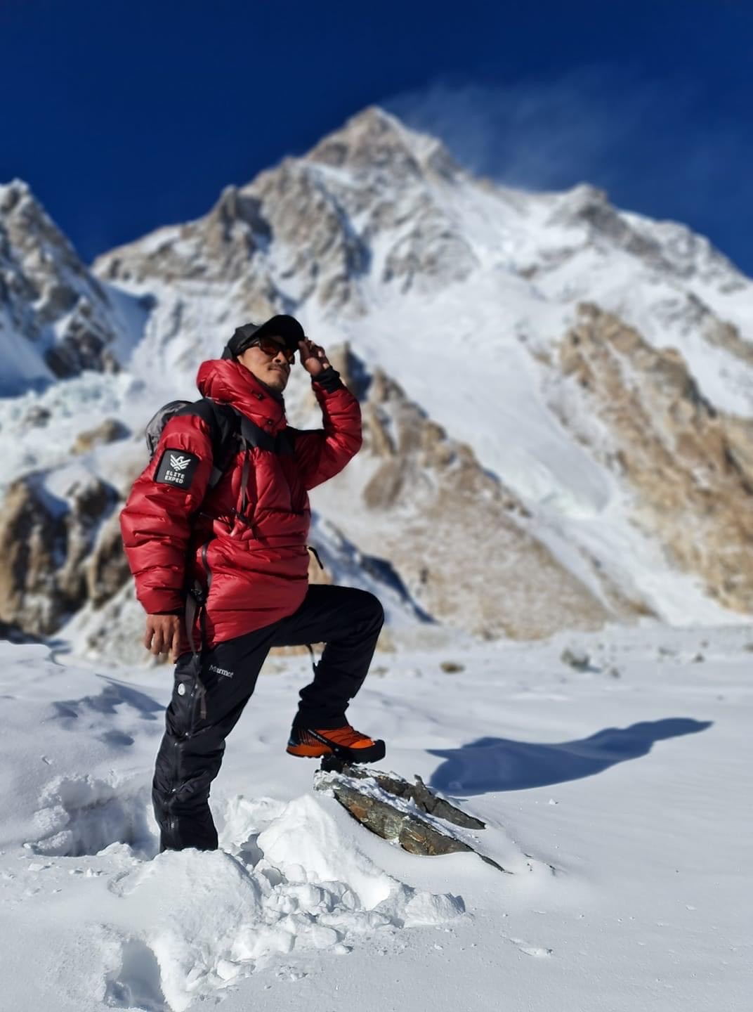 Гельже Шерпа (Gelje Sherpa): С К2 на заднем фоне и взглядом на Броуд-Пик - следующую цель